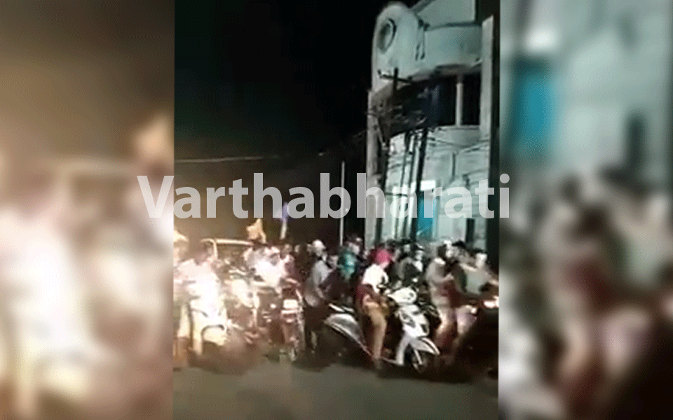 ಪುಲ್ವಾಮ ದಾಳಿಗೆ ಭಟ್ಕಳದಲ್ಲಿ ಸಂಭ್ರಮಾಚರಣೆ ನಡೆಯಿತೇ?: ಇಲ್ಲಿದೆ ವೈರಲ್ ವಿಡಿಯೋ ಹಿಂದಿನ ಸತ್ಯಾಸತ್ಯತೆ