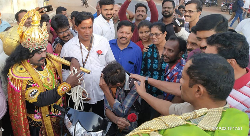 ರಸ್ತೆ ಸುರಕ್ಷಾ ಸಪ್ತಾಹ: ಗುಲಾಬಿ ನೀಡಿ ಆತ್ಮರಕ್ಷಣೆಯ ಎಚ್ಚರಿಕೆ