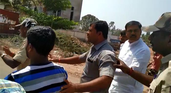 ಮನವಿ ನೀಡುತ್ತಿದ್ದ ವ್ಯಕ್ತಿಯ ಮೇಲೆ ಹಲ್ಲೆಗೆ ಯತ್ನಿಸಿದ ಬಿಜೆಪಿ ಶಾಸಕ ಎ.ಎಸ್ ಪಾಟೀಲ್