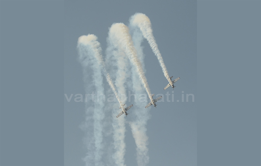 ಏರ್ ಶೋ-2019ಕ್ಕೆ ಚಾಲನೆ: ನೀಲಾಕಾಶದಲ್ಲಿ ಚಿತ್ತಾರ ಬಿಡಿಸಿದ ಯುದ್ಧ ವಿಮಾನಗಳು