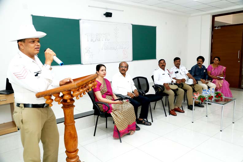 ಮಂಗಳೂರು: ಶಕ್ತಿ ಸಂಸ್ಥೆಗಳ ವಿದ್ಯಾರ್ಥಿಗಳಿಗೆ ರಸ್ತೆ ಸುರಕ್ಷಾ ಮಾರ್ಗದರ್ಶನ