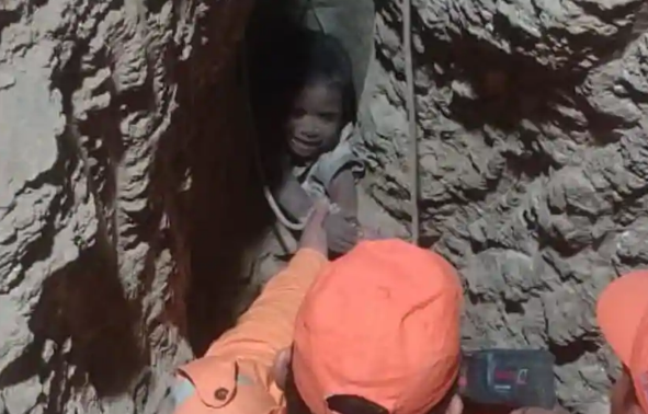 13 ಗಂಟೆಗಳ ಕಾರ್ಯಾಚರಣೆ: ಕೊಳವೆಬಾವಿಯೊಳಕ್ಕೆ ಬಿದ್ದ ಬಾಲಕನ ರಕ್ಷಣೆ