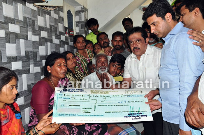 ಹುತಾತ್ಮ ಯೋಧ ಗುರು ಕುಟುಂಬಕ್ಕೆ ಸಚಿವ ಝಮೀರ್ ಅಹ್ಮದ್ ಆರ್ಥಿಕ ನೆರವು