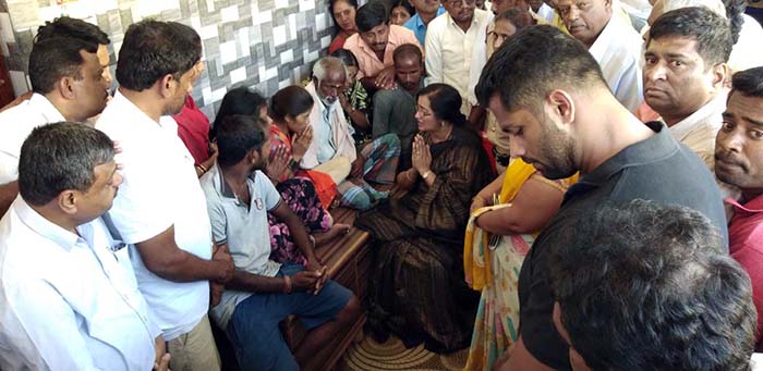 ಯೋಧ ಗುರು ಕುಟುಂಬಕ್ಕೆ ಸುಮಲತಾ ಅಂಬರೀಶ್ ಸಾಂತ್ವನ