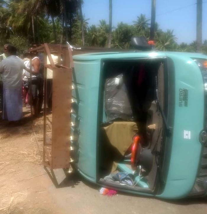 ಟೆಂಪೋ ಉರುಳಿ 24 ಮಂದಿಗೆ ಗಾಯ