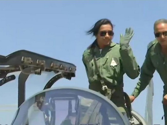 ತೇಜಸ್ ವಿಮಾನದಲ್ಲಿ ಹಾರಿದ  ಪಿ.ವಿ. ಸಿಂಧು