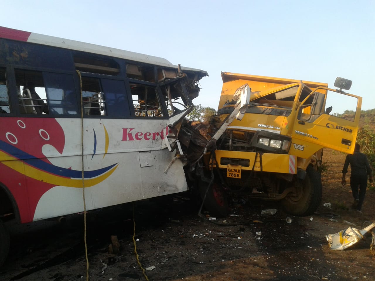 ಬಸ್- ಟಿಪ್ಪರ್ ಢಿಕ್ಕಿ: ವಿದ್ಯಾರ್ಥಿನಿ ಮೃತ್ಯು; 21 ಮಂದಿಗೆ ಗಾಯ