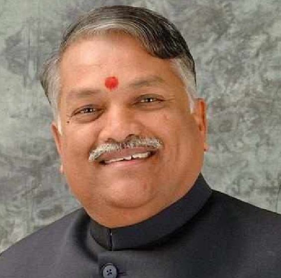 ಈ ಸಂಸದ ಮಂತ್ರ,ವಿಭೂತಿಯಿಂದ ಜನರ ರೋಗಗಳನ್ನು ಗುಣಪಡಿಸುತ್ತಾರಂತೆ !