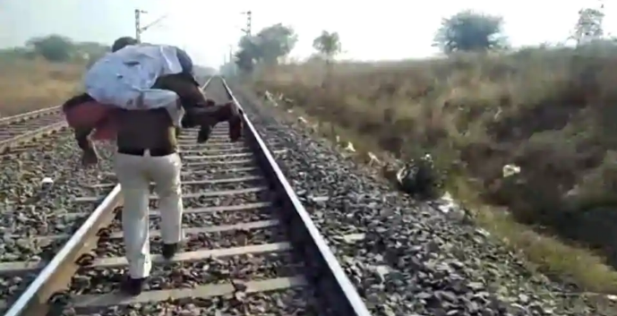 ಗಂಭೀರ ಗಾಯಗೊಂಡಿದ್ದ ವ್ಯಕ್ತಿಯನ್ನು ಹೊತ್ತು 2 ಕಿ.ಮೀ. ಓಡಿದ ಪೊಲೀಸ್ ಪೇದೆ: ವಿಡಿಯೋ ವೈರಲ್