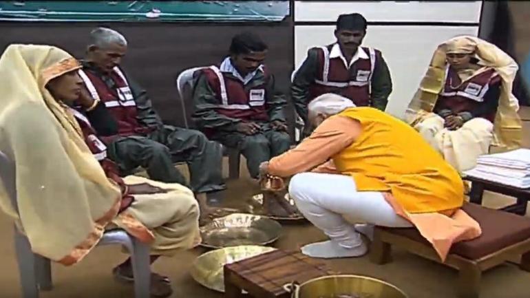 ಕುಂಭಮೇಳ: ಸ್ವಚ್ಛತಾ ಕಾರ್ಮಿಕರ ಪಾದ ತೊಳೆದ ಪ್ರಧಾನಿ ಮೋದಿ