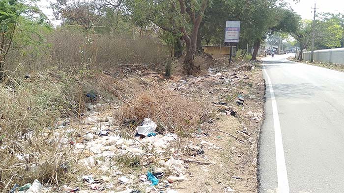 ರಸ್ತೆ ಪಕ್ಕದಲ್ಲೇ ತ್ಯಾಜ್ಯಗಳ ರಾಶಿ: ಸಾರ್ವಜನಿಕರಿಂದ ಕ್ರಮಕ್ಕೆ ಆಗ್ರಹ