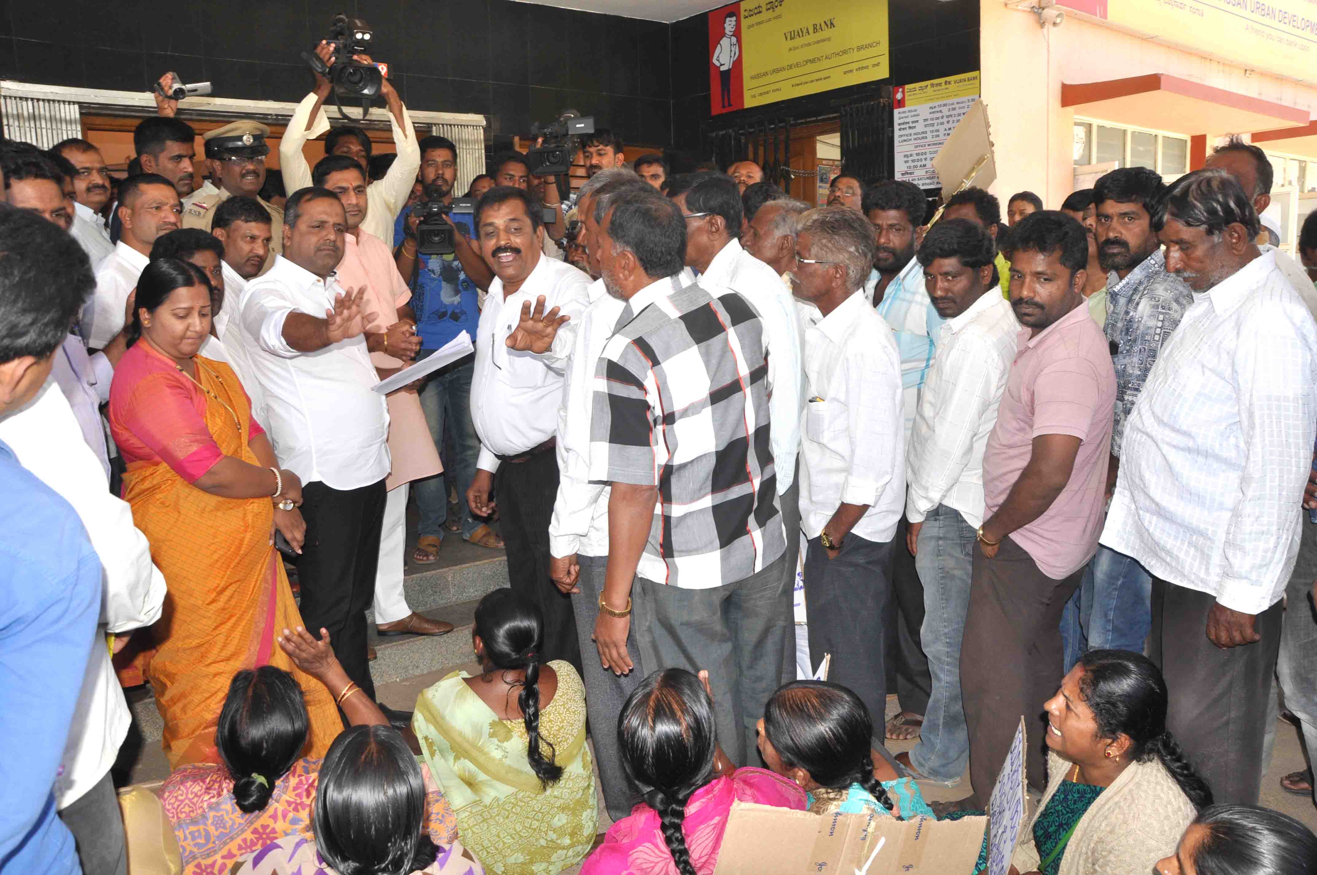 ಹಾಸನ: ಸಚಿವ ಯು.ಟಿ.ಖಾದರ್ ಎದುರು ಕಾರ್ಯಕರ್ತರ ಅಸಮಾಧಾನ