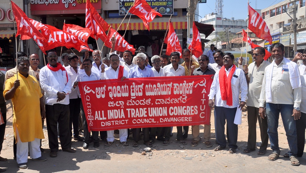 ದಾವಣಗೆರೆ: ವಿವಿಧ ಬೇಡಿಕೆ ಈಡೇರಿಕೆಗೆ ಒತ್ತಾಯಿಸಿ ಎಐಟಿಯುಸಿ ಧರಣಿ