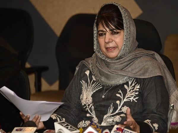 35ಎ ವಿಧಿ ರದ್ದುಪಡಿಸಿದರೆ ಜಮ್ಮು ಕಾಶ್ಮೀರದಲ್ಲಿ ತ್ರಿವರ್ಣಧ್ವಜ ಹಾರಿಸಲು ಕಷ್ಟವಾಗಬಹುದು: ಮೆಹಬೂಬಾ ಮುಫ್ತಿ