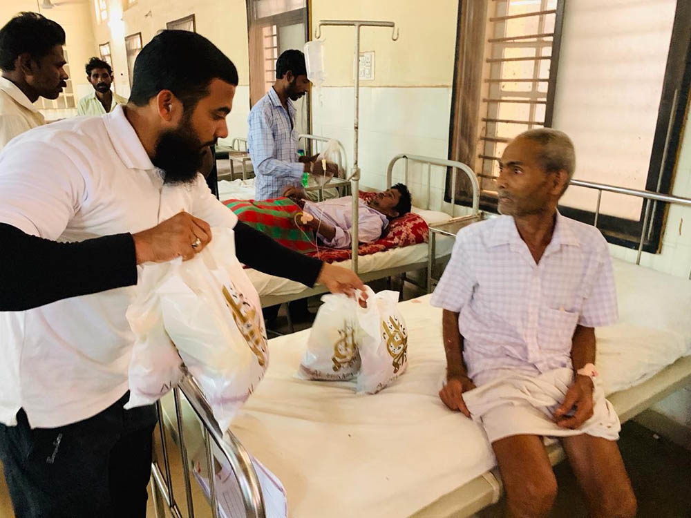 ಉಡುಪಿ ಜಿಲ್ಲಾಸ್ಪತ್ರೆ ರೋಗಿಗಳಿಗೆ ಹಣ್ಣು ಹಂಪಲು ವಿತರಣೆ