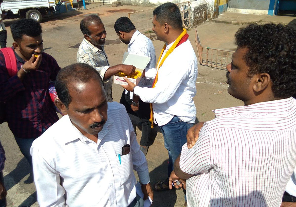 ಉಗ್ರರ ನೆಲೆಗಳ ಮೇಲೆ ದಾಳಿ: ಕರವೇ ಪಟಾಕಿ ಸಿಡಿಸಿ ಸಿಹಿ ವಿತರಿಸಿ ಸಂಭ್ರಮಾಚರಣೆ