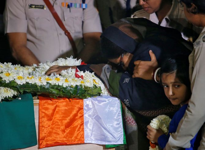 ಟ್ರೋಲ್‌ಗಳಿಗೆ ಎದೆಗುಂದದ ಮೃತ ಸಿಆರ್‌ಪಿಎಫ್ ಯೋಧನ ಪತ್ನಿಯಿಂದ ಶಾಂತಿಗಾಗಿ ಮನವಿ