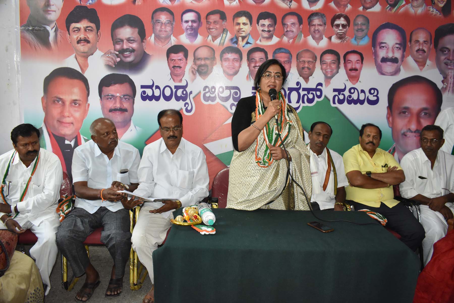 ಸುಮಲತಾ ಚುನಾವಣಾ ತಾಲೀಮು ಶುರು: ಹಿರಿಯ ಕಾಂಗ್ರೆಸ್ ಮುಖಂಡರ ಭೇಟಿ, ಬೆಂಬಲ ಕೋರಿಕೆ