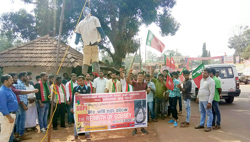 ಸವಣೂರು: ಗಾಂಧೀಜಿ ಹತ್ಯೆ ಮರುಸೃಷ್ಟಿ ವಿರುದ್ಧ ಎಸ್‍ಡಿಪಿಐ ಪ್ರತಿಭಟನೆ