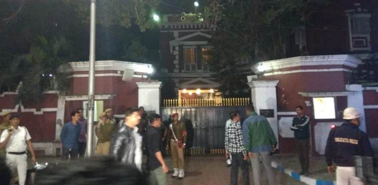 ಪೊಲೀಸ್ ಆಯುಕ್ತರ ಮನೆ ಮುಂದೆ ಹೈಡ್ರಾಮ: ಸಿಬಿಐ ಅಧಿಕಾರಿಗಳು ಪೊಲೀಸ್ ವಶಕ್ಕೆ