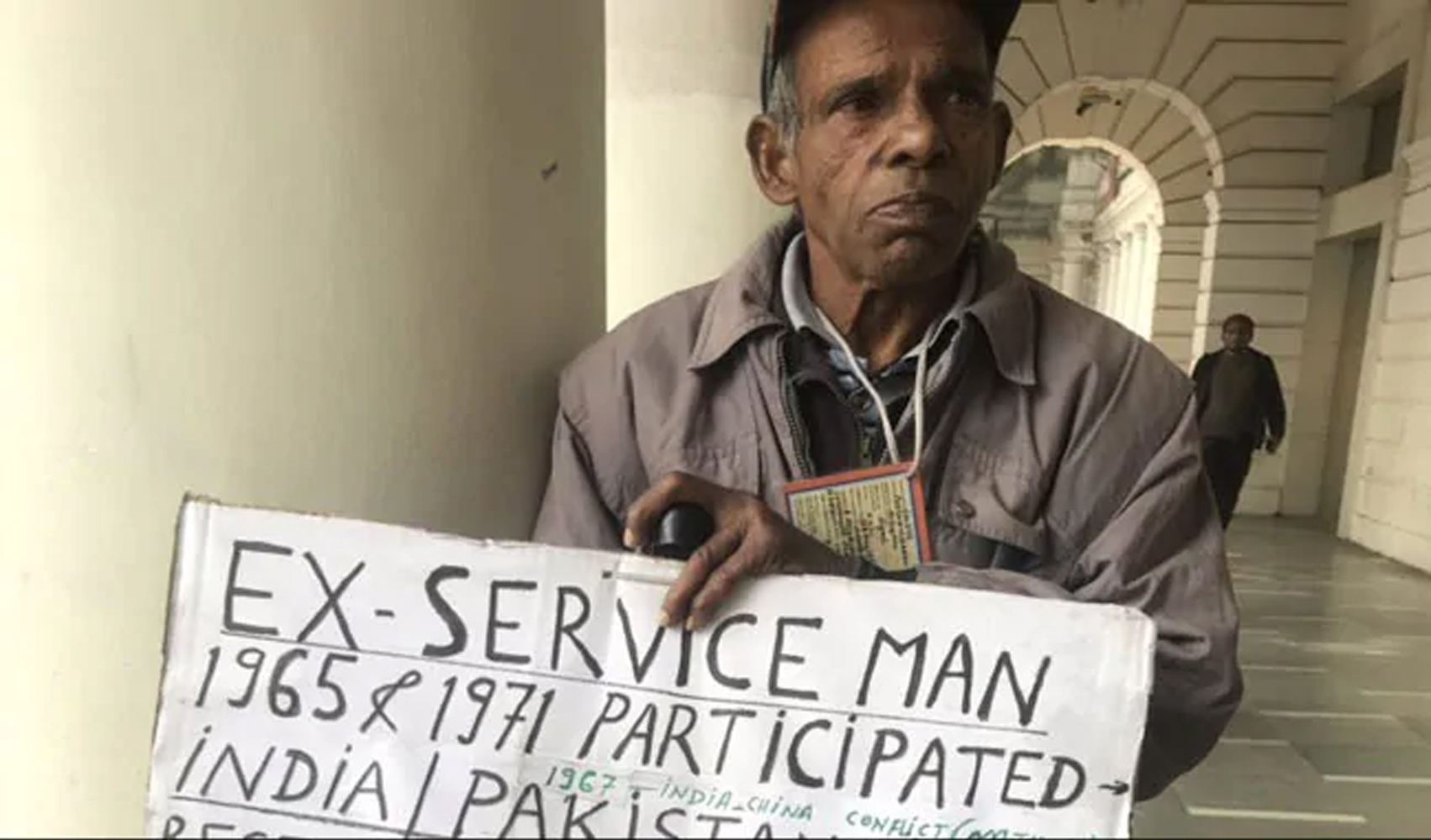 ಭಿಕ್ಷೆ ಬೇಡುತ್ತಿರುವ ನಿವೃತ್ತ ಯೋಧ: ಫೋಟೋ ಶೇರ್ ಮಾಡಿದ ಕ್ರಿಕೆಟಿಗ ಗಂಭೀರ್!