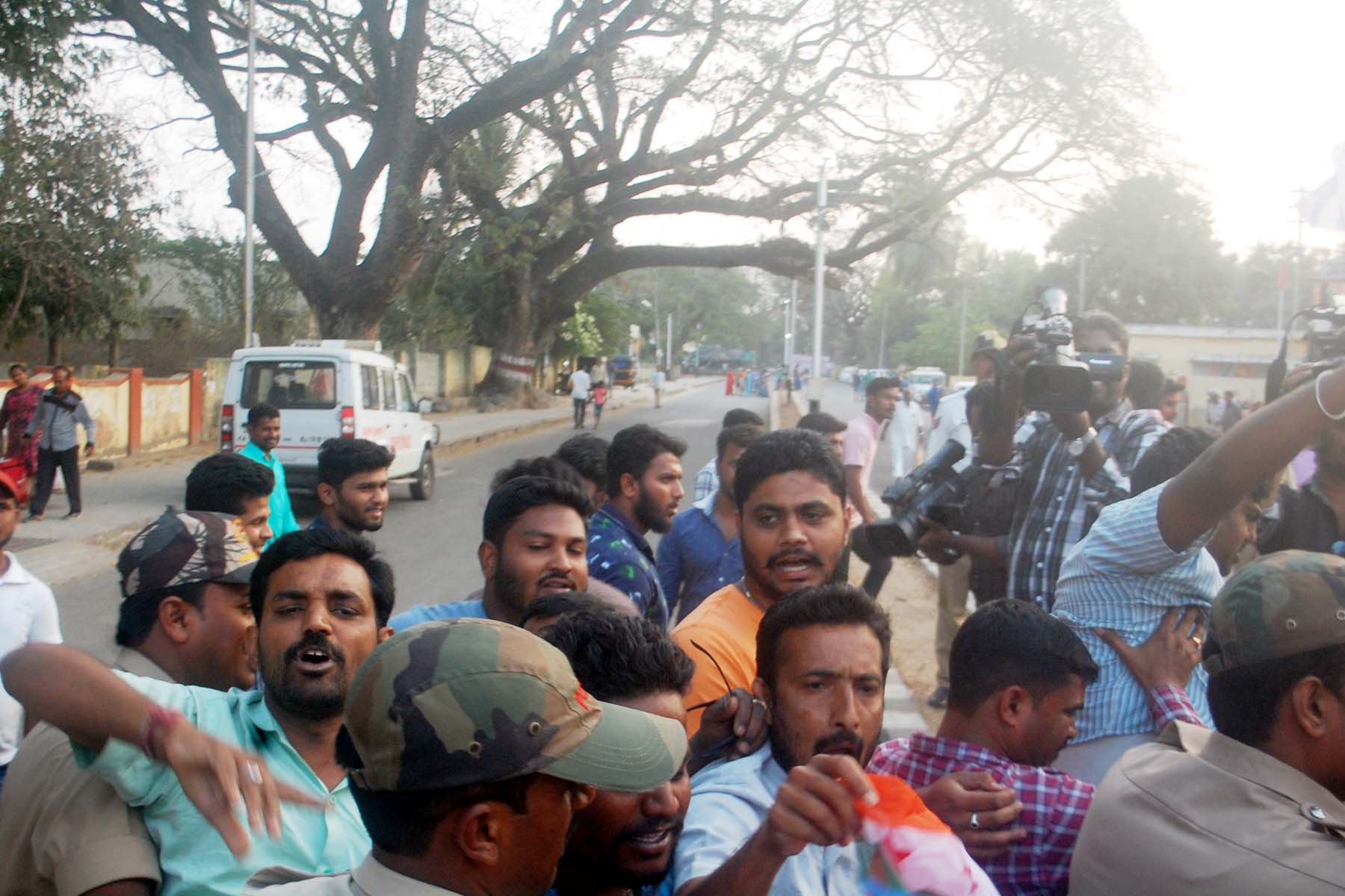 ಯಡಿಯೂರಪ್ಪ ಭಾಗವಹಿಸಿದ್ದ ಸಮಾರಂಭಕ್ಕೆ ಮುತ್ತಿಗೆ ಯತ್ನ: ಎನ್‍ಎಸ್‍ಯುಐ ಕಾರ್ಯಕರ್ತರ ಬಂಧನ