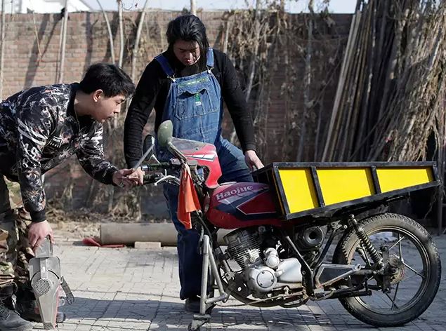 ಬೆನ್ನುಜ್ಜಿಕೊಳ್ಳುವ ಖಡ್ಗ, ಸ್ಕೂಟರ್ ಟಾಯ್ಲೆಟ್‌!