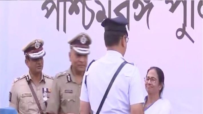 ಧರಣಿ ಕುಳಿತಲ್ಲೇ ಪೊಲೀಸರಿಗೆ ಪ್ರಶಸ್ತಿ ಪ್ರದಾನಿಸಿದ ಮಮತಾ