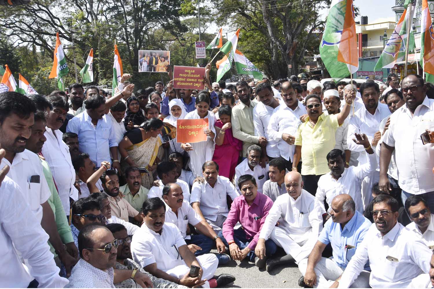 ಗಾಂಧೀ ಪ್ರತಿಕೃತಿಗೆ ಗುಂಡಿಕ್ಕಿ ಸಂಭ್ರಮಾಚರಣೆ: ಹಿಂದೂ ಮಹಾಸಭಾ ವಿರುದ್ಧ ಕಾಂಗ್ರೆಸ್ ಪ್ರತಿಭಟನೆ