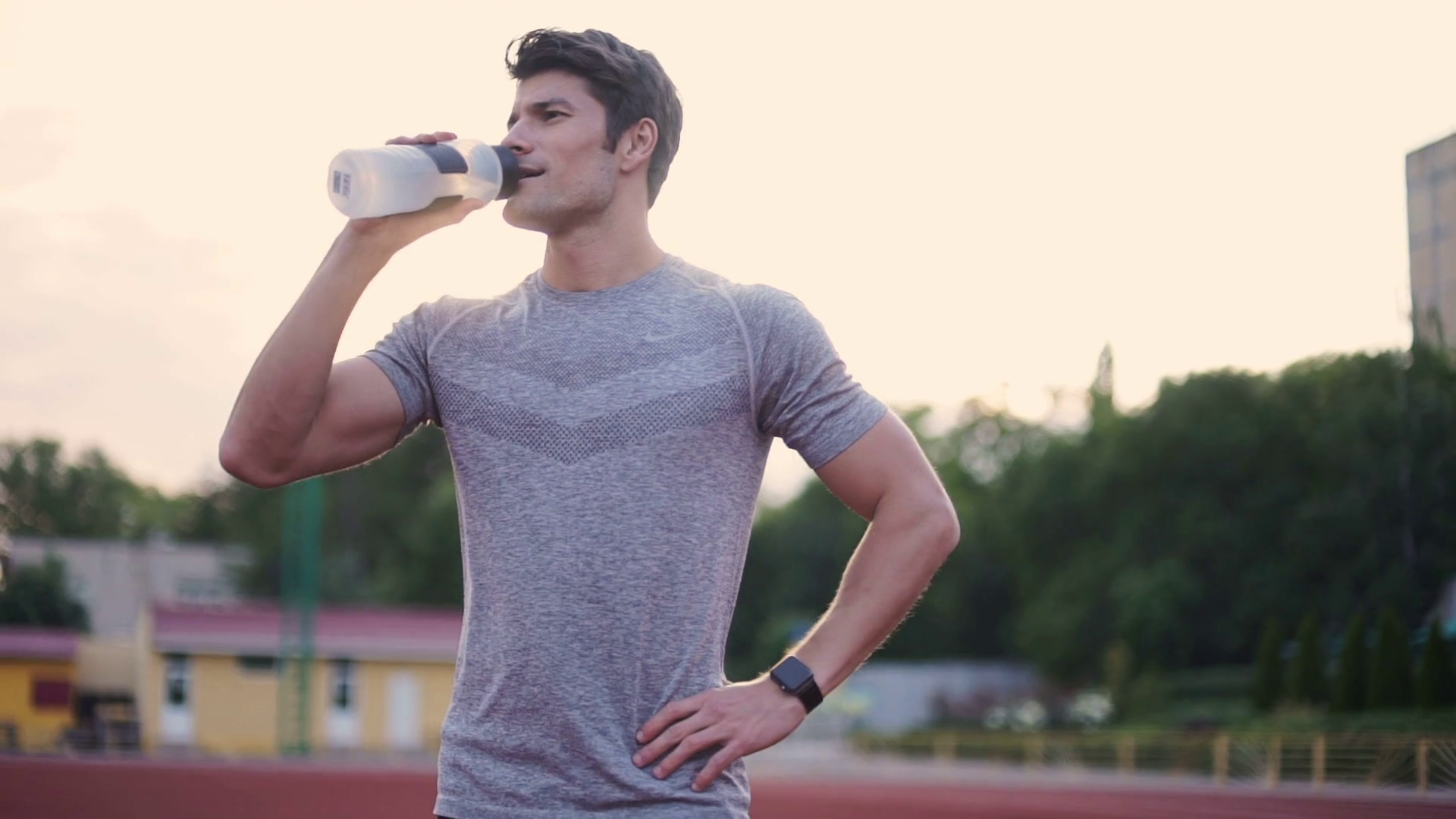 ನಿಂತುಕೊಂಡು ನೀರನ್ನು ಯಾವತ್ತೂ ಕುಡಿಯಬೇಡಿ: ಸಣ್ಣ ತಪ್ಪಿನಿಂದ ಗಂಭೀರ ಅಪಾಯ