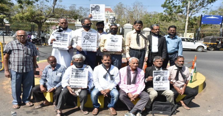 ಆನಂದ್ ತೇಲ್ತುಂಬ್ಡೆ ಬಂಧನ ಖಂಡಿಸಿ ಪ್ರಗತಿಪರರ ಪ್ರತಿಭಟನೆ