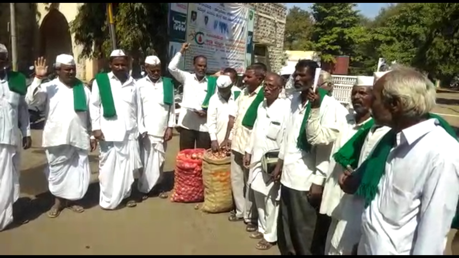 ವಿಜಯಪುರ: ಈರುಳ್ಳಿ  ಬೆಲೆ ಕುಸಿತಕ್ಕೆ ರೈತರು ಕಂಗಾಲು