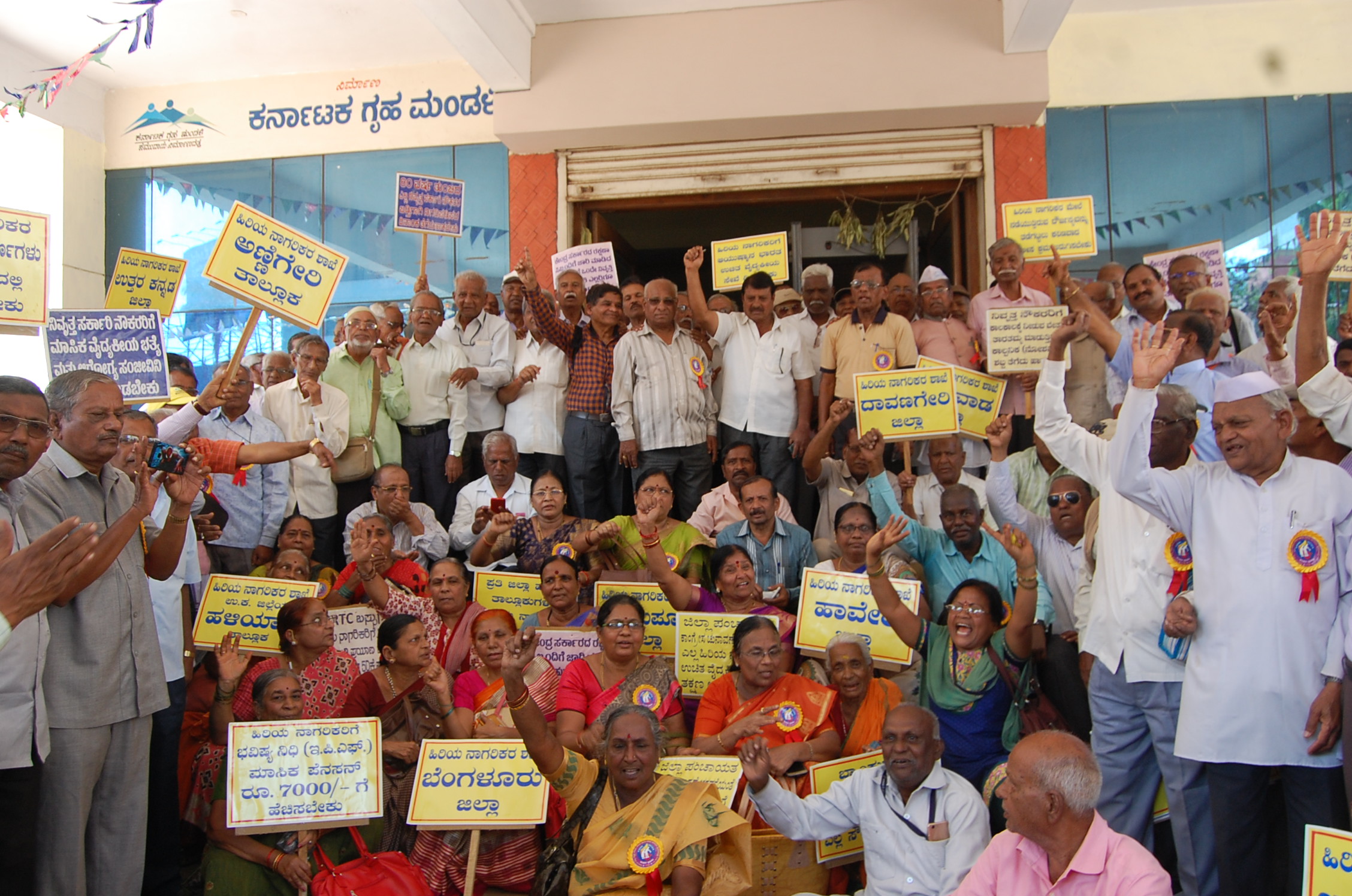 ಹುಬ್ಬಳ್ಳಿ: ಹಿರಿಯ ನಾಗರಿಕರ ವಿವಿಧ ಬೇಡಿಕೆ ಈಡೇರಿಸುವಂತೆ ಒತ್ತಾಯಿಸಿ ಪ್ರತಿಭಟನೆ