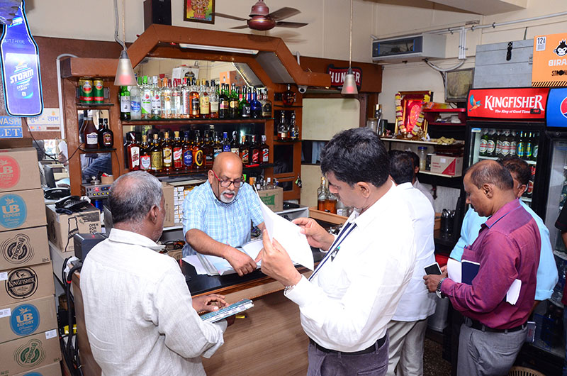 ಮಂಗಳೂರು: ನಿಯಮ ಉಲ್ಲಂಘಿಸಿದ ಅಂಗಡಿಗಳಿಗೆ ಬೀಗ ಹಾಕಿದ ಪಾಲಿಕೆ