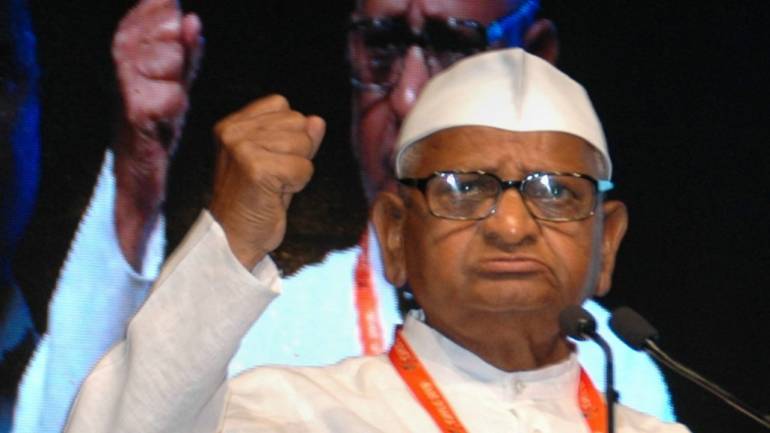 ಅಣ್ಣಾ ಹಜಾರೆಯನ್ನು ಭೇಟಿಯಾದ ಫಡ್ನವೀಸ್: ಉಪವಾಸ ಮುಷ್ಕರ ಹಿಂದೆಗೆಯಲು ಆಗ್ರಹ