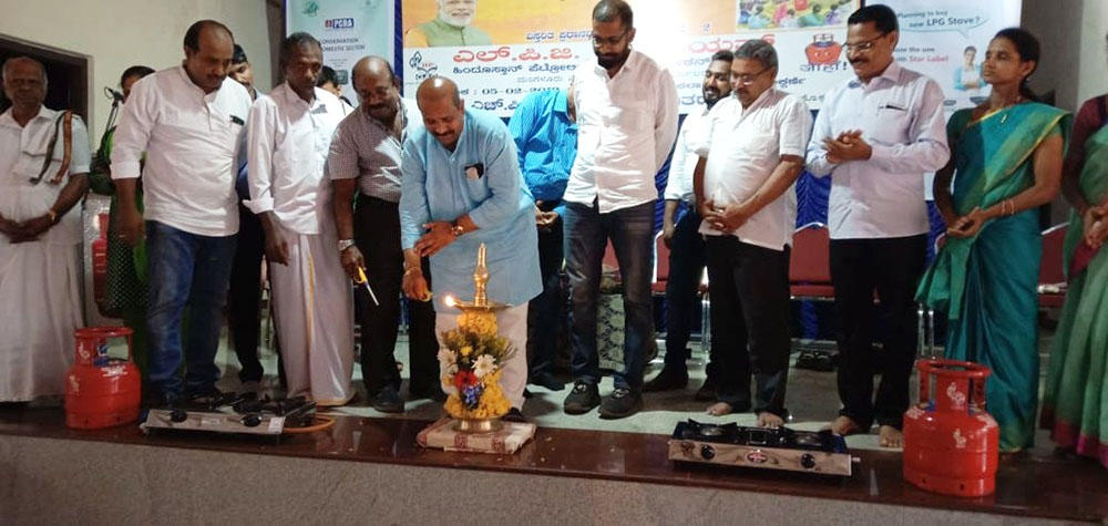 ಉಜ್ವಲ ಯೋಜನೆಯಡಿ 400 ಫಲಾನುಭವಿಗಳಿಗೆ ಗ್ಯಾಸ್ ವಿತರಣೆ