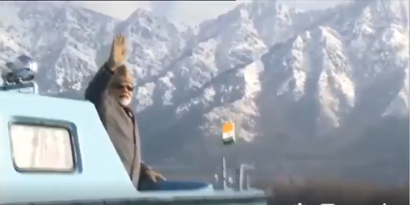 ದಾಲ್ ಸರೋವರದ ಮಧ್ಯೆ ನಿಂತು ಪ್ರಧಾನಿ ಮೋದಿ ಕೈಬೀಸಿದ್ದು ಯಾರಿಗೆ?