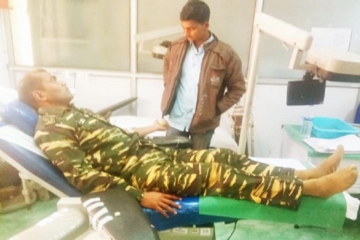 ರಕ್ತದಾನ ಮಾಡಿ ಎನ್ ಕೌಂಟರ್ ನಲ್ಲಿ ಗಾಯಗೊಂಡಿದ್ದ ನಕ್ಸಲೀಯನ ಜೀವ ಉಳಿಸಿದ ಯೋಧ !