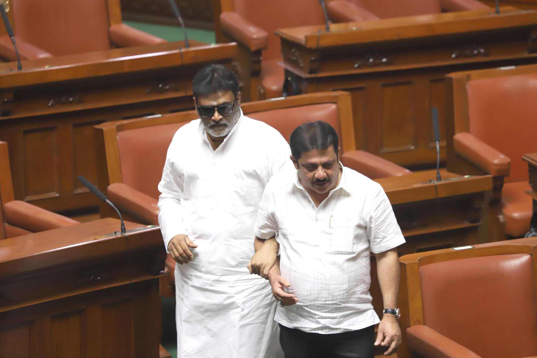 ಸಚಿವ ಝಮೀರ್ ಜತೆ ಸದನಕ್ಕೆ ಬಂದ ಶಾಸಕ ಆನಂದ್‌ ಸಿಂಗ್