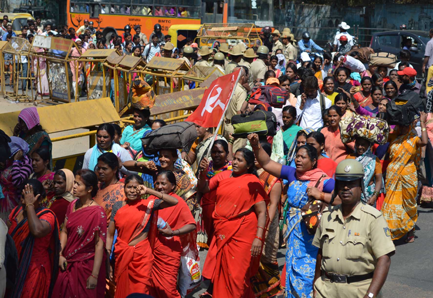 ನಿವೃತ್ತಿವರೆಗೂ ಸೇವೆ ಮುಂದುವರೆಸಲು ಗುತ್ತಿಗೆ ನೌಕರರ ಪಟ್ಟು