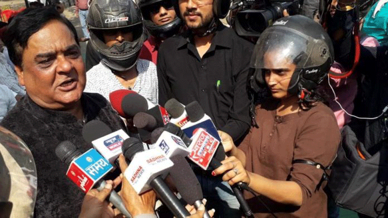 ಬಿಜೆಪಿ ನಾಯಕರ ಪತ್ರಿಕಾಗೋಷ್ಠಿಗೆ ಹೆಲ್ಮೆಟ್ ಧರಿಸಿಕೊಂಡು ಭಾಗವಹಿಸಿದ ಪತ್ರಕರ್ತರು!