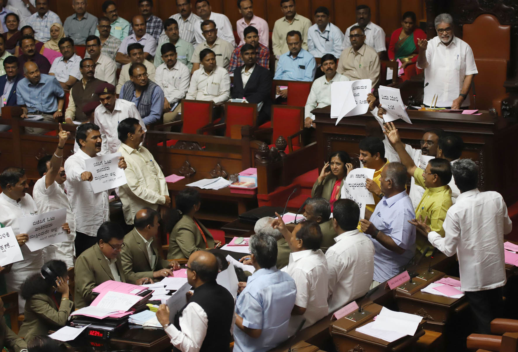 ಪರಿಷತ್ ನಲ್ಲಿ ಎರಡನೆ ದಿನವೂ ಬಿಜೆಪಿ ಗದ್ದಲ: ಕಲಾಪ ಮುಂದೂಡಿಕೆ