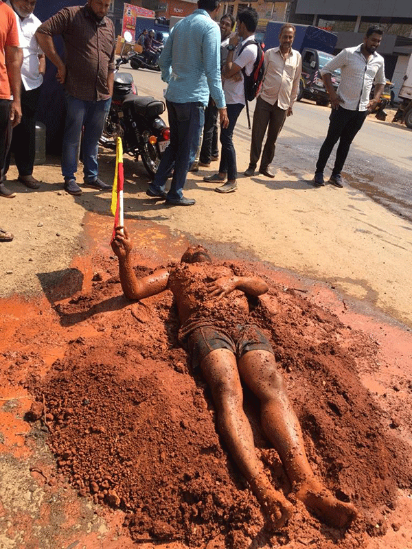 ಹೆಜಮಾಡಿ: ಟೋಲ್ ಪ್ಲಾಝಾ ವಿರುದ್ಧ ವಿಶಿಷ್ಟ ರೀತಿಯಲ್ಲಿ ಪ್ರತಿಭಟನೆ