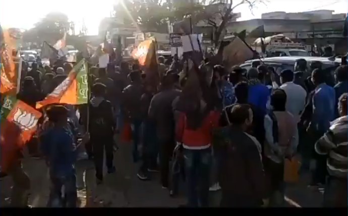 ಕೇಜ್ರಿವಾಲ್ ಸಂಚರಿಸುತ್ತಿದ್ದ ಕಾರಿನ ಮೇಲೆ 100 ಮಂದಿಯ ತಂಡದಿಂದ ದಾಳಿ