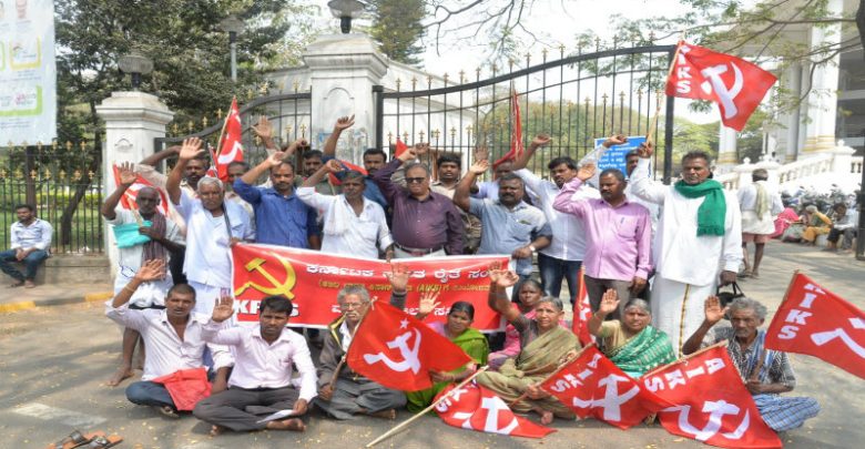 ಬಗರ್ ಹುಕುಂ ಸಾಗುವಳಿದಾರರಿಗೆ ವಿಧಿಸಿರುವ ಷರತ್ತು ಹಿಂತೆಗೆಯುವಂತೆ ಒತ್ತಾಯಿಸಿ ಧರಣಿ