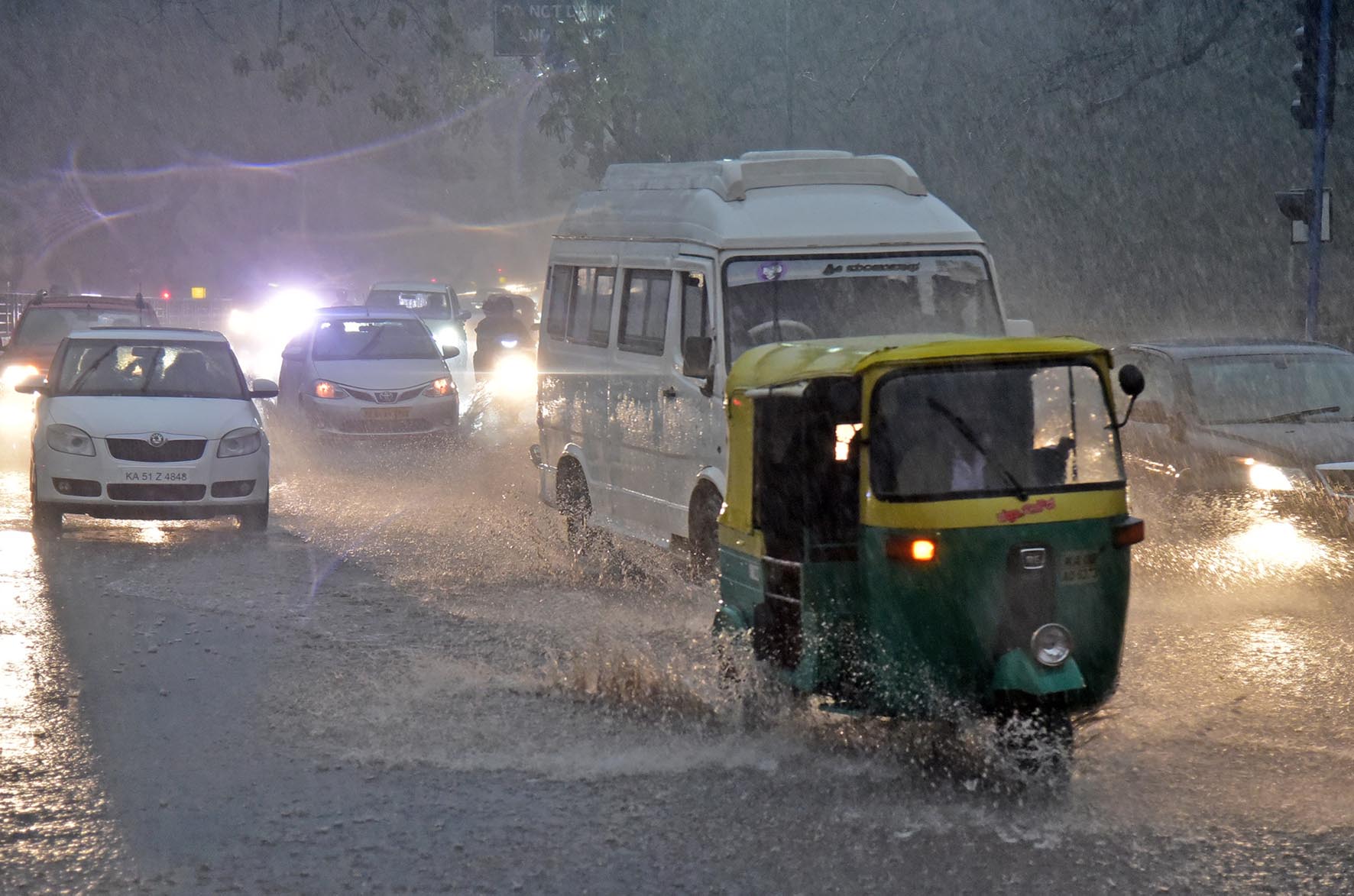 ರಾಜಧಾನಿ ಬೆಂಗಳೂರಿನಲ್ಲಿ ಗುಡುಗು ಸಹಿತ ಭಾರೀ ಮಳೆ