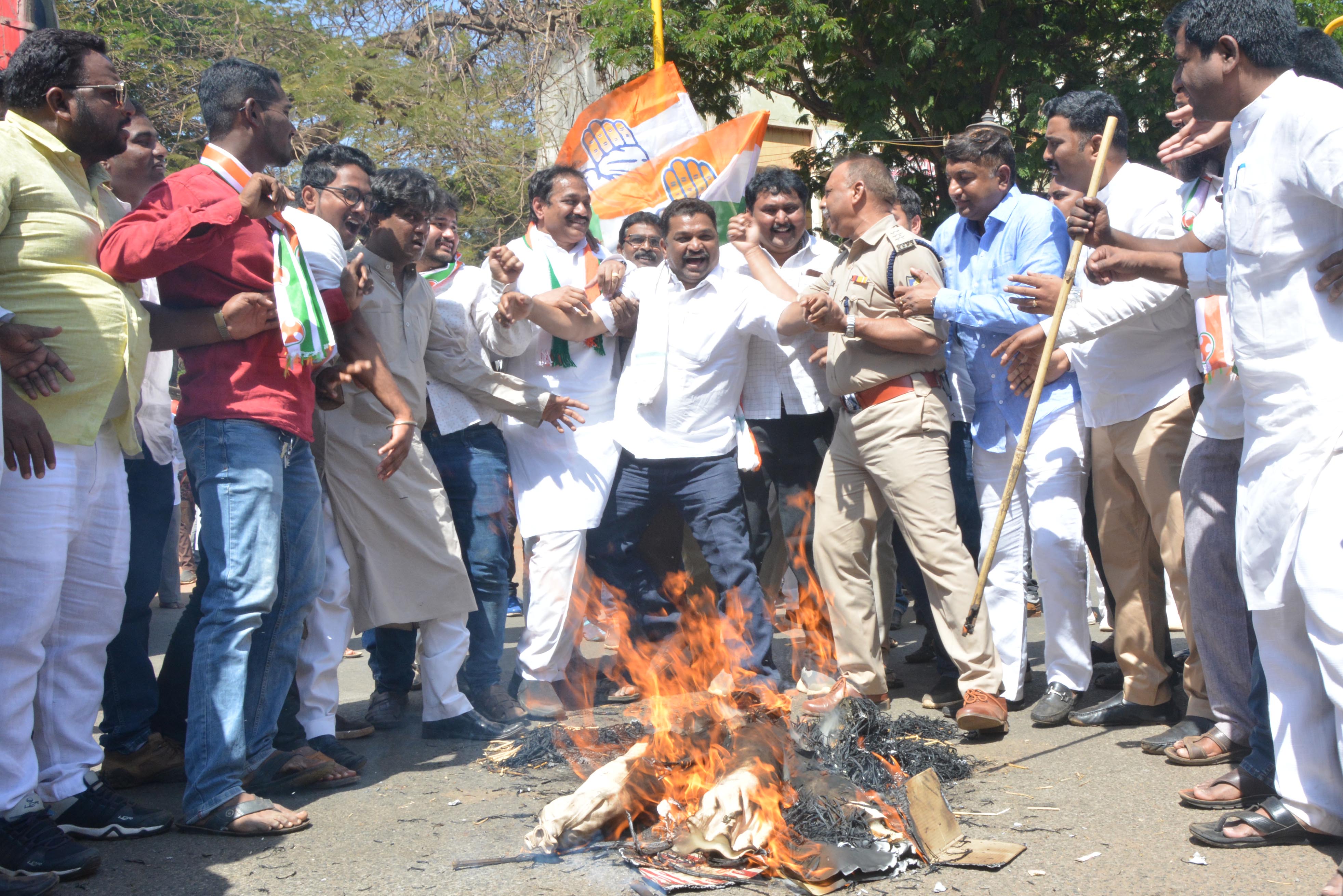 ಆಪರೇಷನ್ ಕಮಲ ಖಂಡಿಸಿ ಪ್ರತಿಭಟನೆ: 50ಕ್ಕೂ ಹೆಚ್ಚು ಕಾಂಗ್ರೆಸ್ ಕಾರ್ಯಕರ್ತರ ಬಂಧನ