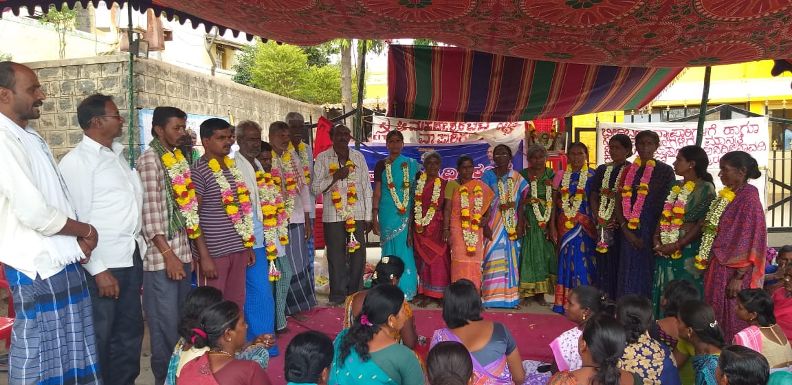 ಹನೂರು: ಅಂಗಡಿ ಮಳಿಗೆಗಳ ಹರಾಜು ಪ್ರಕ್ರಿಯೆ ವಿರೋಧಿಸಿ ಧರಣಿ