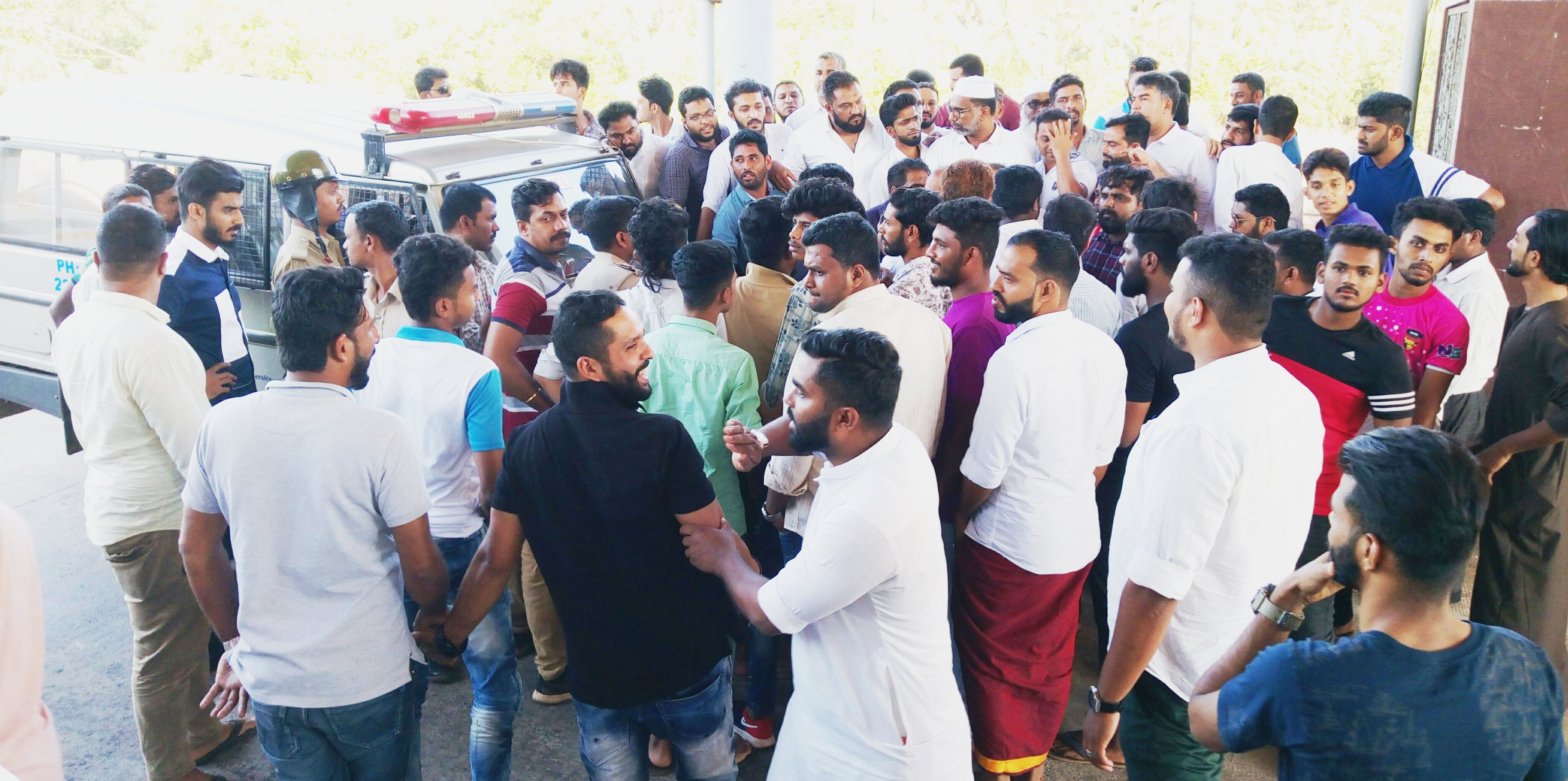 ತಲಪಾಡಿ: ಟೋಲ್‌ಗೇಟ್‌ಗೆ ಸ್ಥಳೀಯರಿಂದ ಮುತ್ತಿಗೆ