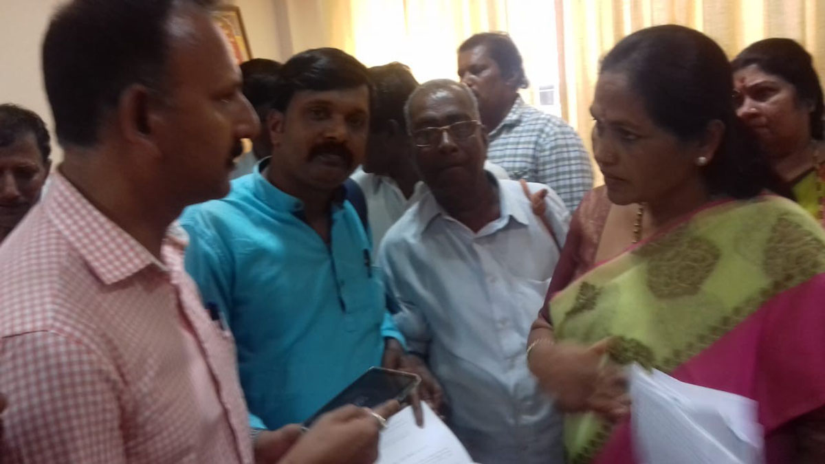 ಕಟ್ಟಡ ಕಾರ್ಮಿಕರ ನಿರ್ಲಕ್ಷ ಆರೋಪ: ಕರಂದ್ಲಾಜೆ ವಿರುದ್ಧ ಆಕ್ರೋಶ